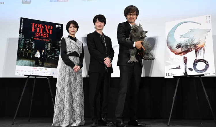 《哥吉拉-1.0》主要演員濱邊美波（左起）、神木隆之介及導演山崎貴。翻攝自電影官方社群X（舊名推特）