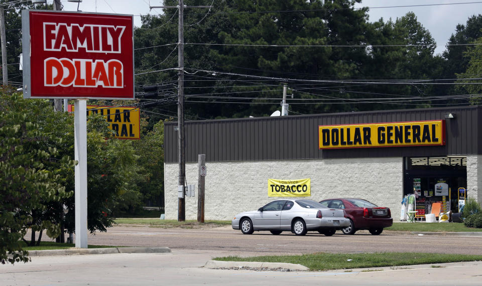 Una tienda Family Dollar y otra de Dollar General en Jackson, Mississippi, en 2014.(AP /Rogelio V. Solis)