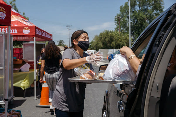 A school nutrition staff member distributed meals last summer in the Rialto Unified School District in California, a No Kid Hungry grant recipient. (No Kid Hungry)