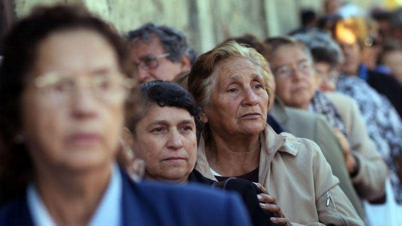 Mayores de edad haciendo fila.