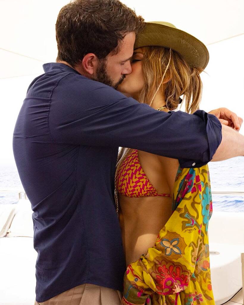 Jennifer Lopez, Ben Affleck, Kiss, Instagram