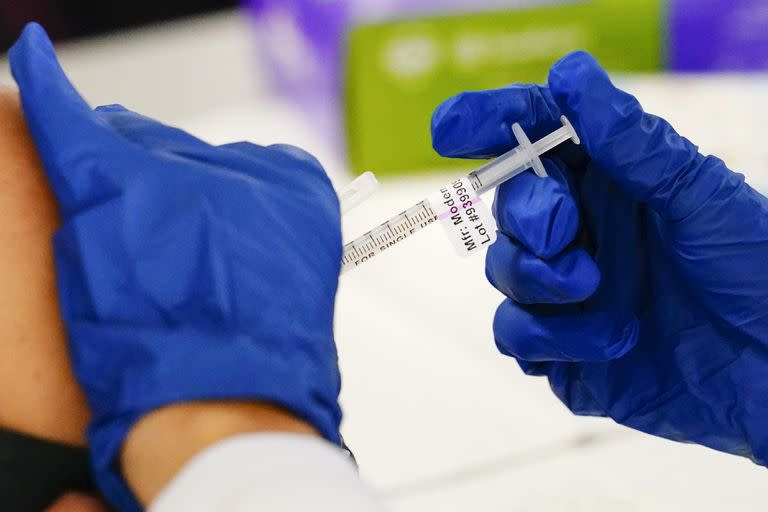 ARCHIVO - Un trabajador sanitario administra una dosis de la vacuna de Moderna contra el COVID-19 en una clínica de vacunación, el 7 de diciembre de 2021, en Norristown, Pensilvania. (AP Foto/Matt Rourke, archivo)