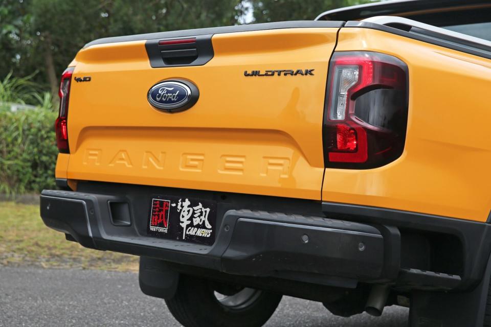 全新的車尾造型除鈑件層次更豐富外，也在尾門刻印了Ranger車名，再搭配亮眼且特殊造型的LED光條尾燈組，不僅十足吸睛且具高辨識度。