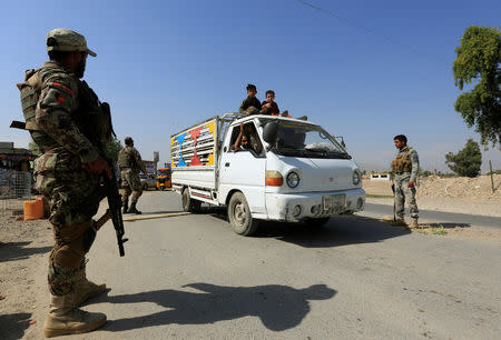 Afghan security forces keep watch at a check point in Jalalabad city, Afghanistan October 19, 2018.REUTERS/Parwiz