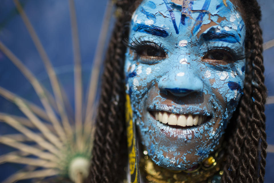 Una ,ujer disfrazada de uno de los personajes de la película "Avatar" posa ante la cámara en la fiesta callejera 'Ceu na Terra' durante el Carnaval en Río de Janeiro, Brasil, el sábado 1 de marzo de 2014. (Foto AP/Felipe Dana)