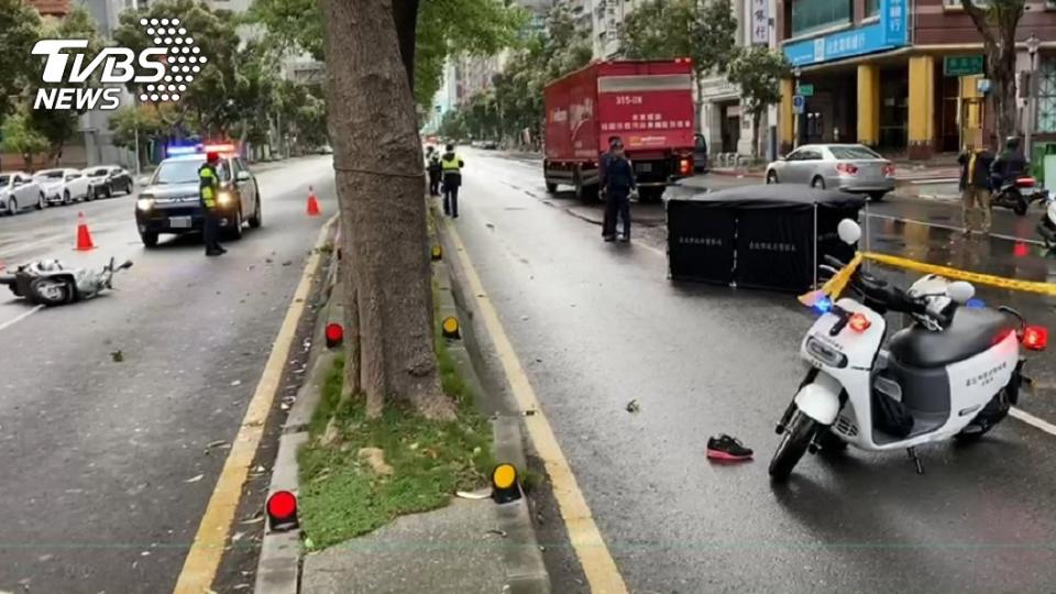 台北市大安區清晨發生死亡車禍。（圖／TVBS）
