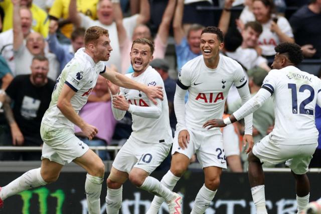 Tottenham fans pile in as Sheffield United manager and players