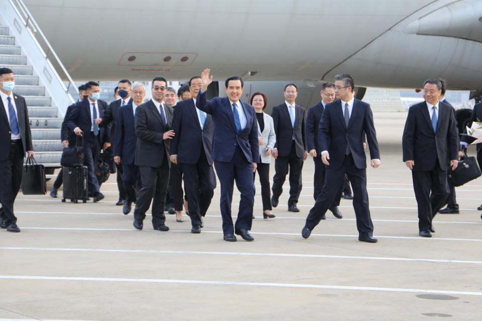 前總統馬英九27日訪大陸，搭乘的飛機抵達上海浦東國際機場，馬英九向接機人員揮手致意。（馬辦提供）