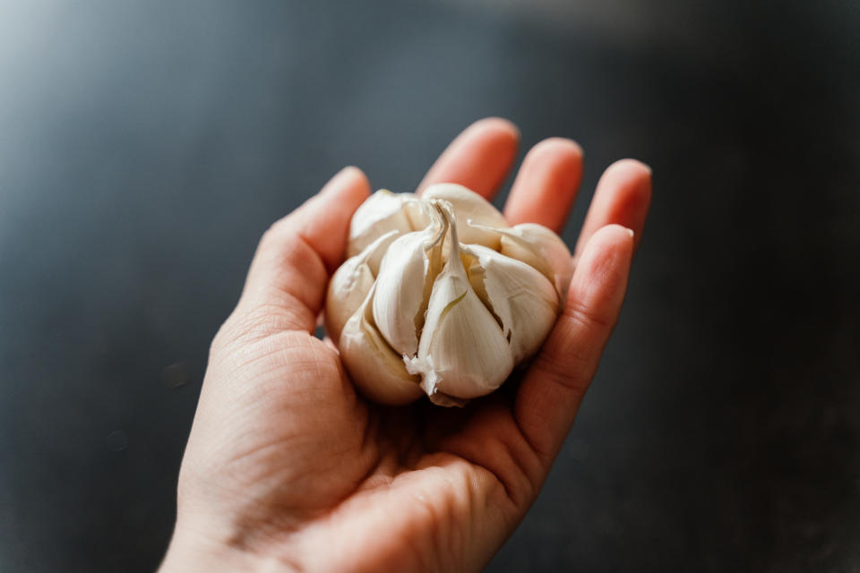 Mit einem einfachen Trick, der aktuell in den sozialen Medien die Runde macht, soll das Knoblauchschälen angeblich zum Kinderspiel werden. (Bild: Getty)