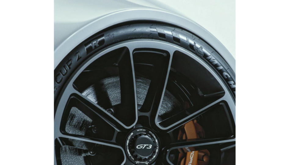 輪圈採用與車身切齊的方式呈現，裡面似乎也用上了碳纖維陶瓷煞車系統。(圖片來源/ Khyzyl Saleem FB)