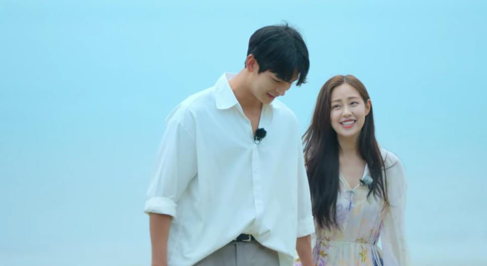 Shin Seul-ki smiles up at Choi Jong-woo, holding hands