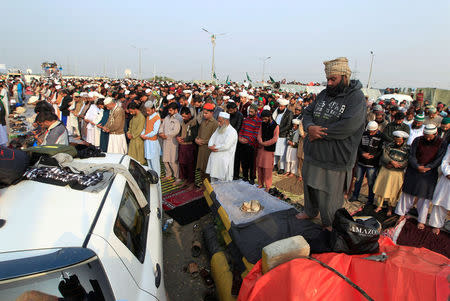 Members of the Tehreek-e-Labaik Pakistan, an Islamist political party, offer Friday prayers during a sit-in in Rawalpindi, Pakistan November 17, 2017. REUTERS/Faisal Mahmood
