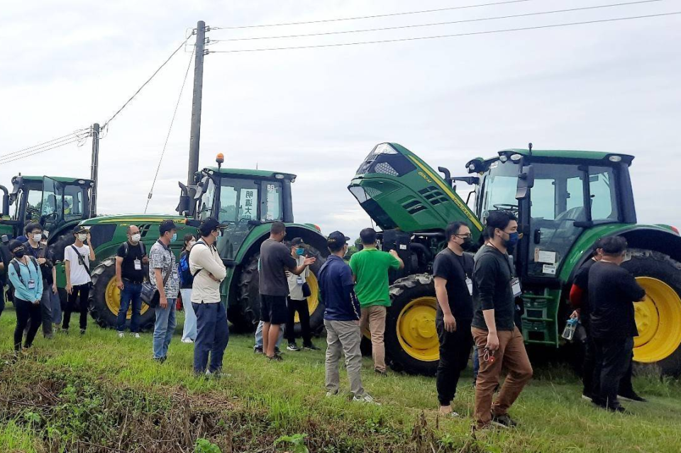 明道大學的各式大型農機具讓農民學院農友能近距離認識與體驗(圖片來源：明道大學提供)