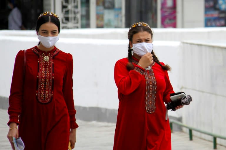 Des femmes portent un masque de protection dans une rue d'Achkhabad, le 13 juillet 2020 au Turkménistan