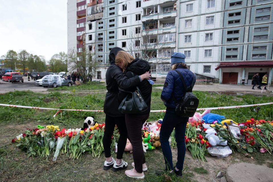 Ukrainians mourn civilians killed by Russian strikes in the town of Uman on April 30, 2023. <a href="https://media.gettyimages.com/id/1252441968/photo/ukrainians-lay-flowers-to-commemorate-victims-of-russian-attack.jpg?s=1024x1024&w=gi&k=20&c=QkRInsxAGTOpRxXAcUVIaxx-9rumYwBjywjIJ73BkbA=" rel="nofollow noopener" target="_blank" data-ylk="slk:Oleksii Chumachenko/Anadolu Agency via Getty Images;elm:context_link;itc:0;sec:content-canvas" class="link ">Oleksii Chumachenko/Anadolu Agency via Getty Images</a>