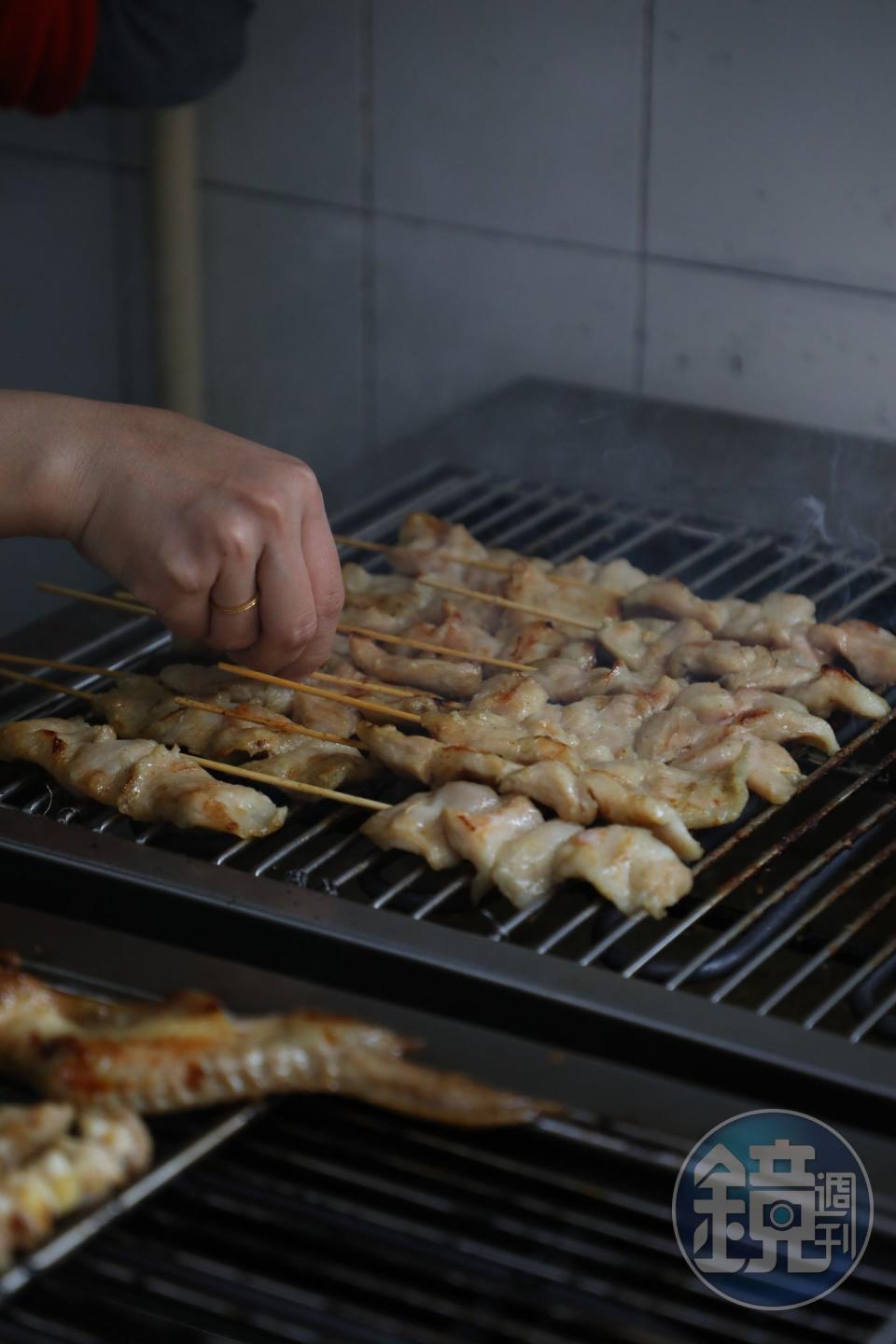 預烤過的食材再上烤爐，沒一會兒就燒烤完成。