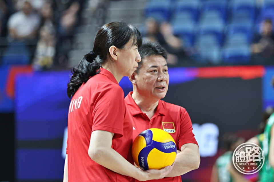 (Left) Lai Yawen and Cai Bin discussing the side.