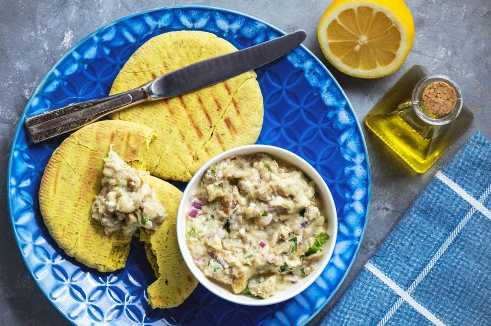 Melitzanosalata ist eine Vorspeise aus gegrillten Auberginen. Nachdem Grillen im Ofen lässt sich die Haut der Auberginen problemlos lösen. Danach mit Olivenöl im Mixer pürieren und mit Knoblauch, Petersilie und Zitronensaft nachwürzen. Die Auberginencreme passt ideal zu Grillgut, Brot oder als Dip zu Knabbergemüse. (Bild: iStock / iko636)