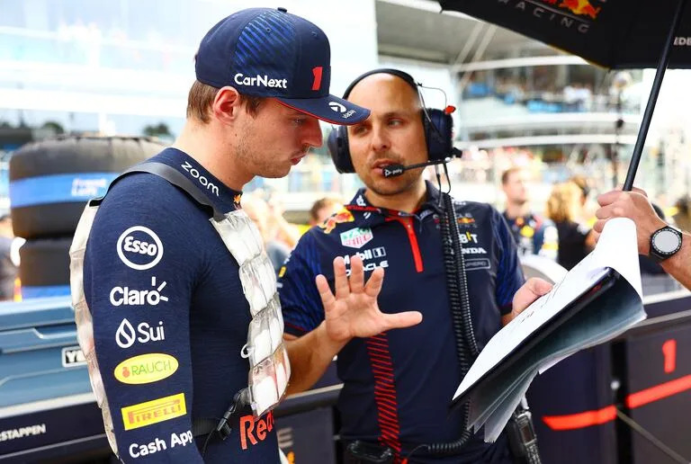 Max Verstappen escucha a Gianpiero Lambiase, el ingeniero que mantiene las comunicaciones por radio con el neerlandés desde 2016