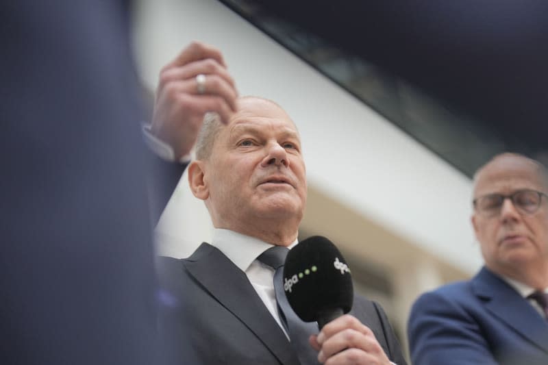 German Chancellor Olaf Scholz answers questions from Sven Goesmann, dpa Editor-in-Chief, and Michael Fischer at the 2024 Editor-in-Chief Conference in the dpa newsroom. Michael Kappeler/dpa