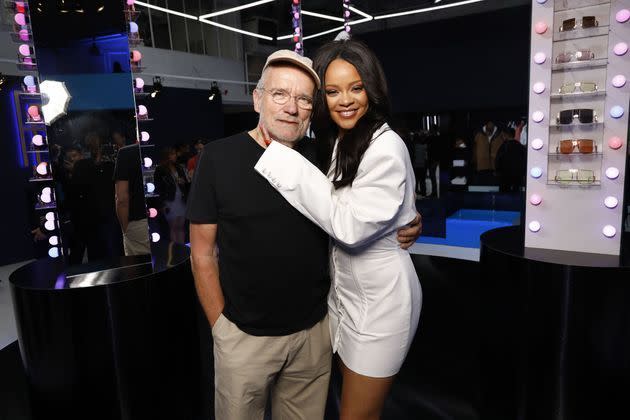 Rihanna entourée de Marc-Olivier Fogiel et Bernard Arnault pour