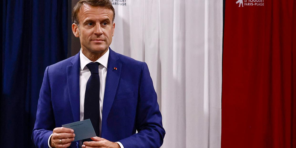 Der französische Präsident Emmanuel Macron verlässt die Wahlkabine zur Stimmabgabe bei den vorgezogenen französischen Parlamentswahlen. Die mit Spannung erwartete Parlamentsneuwahl in Frankreich ist in die erste Runde gestartet. Foto: Yara Nardi/Reuters Pool/AP/dpa +++ dpa-Bildfunk +++<span class="copyright">dpa</span>