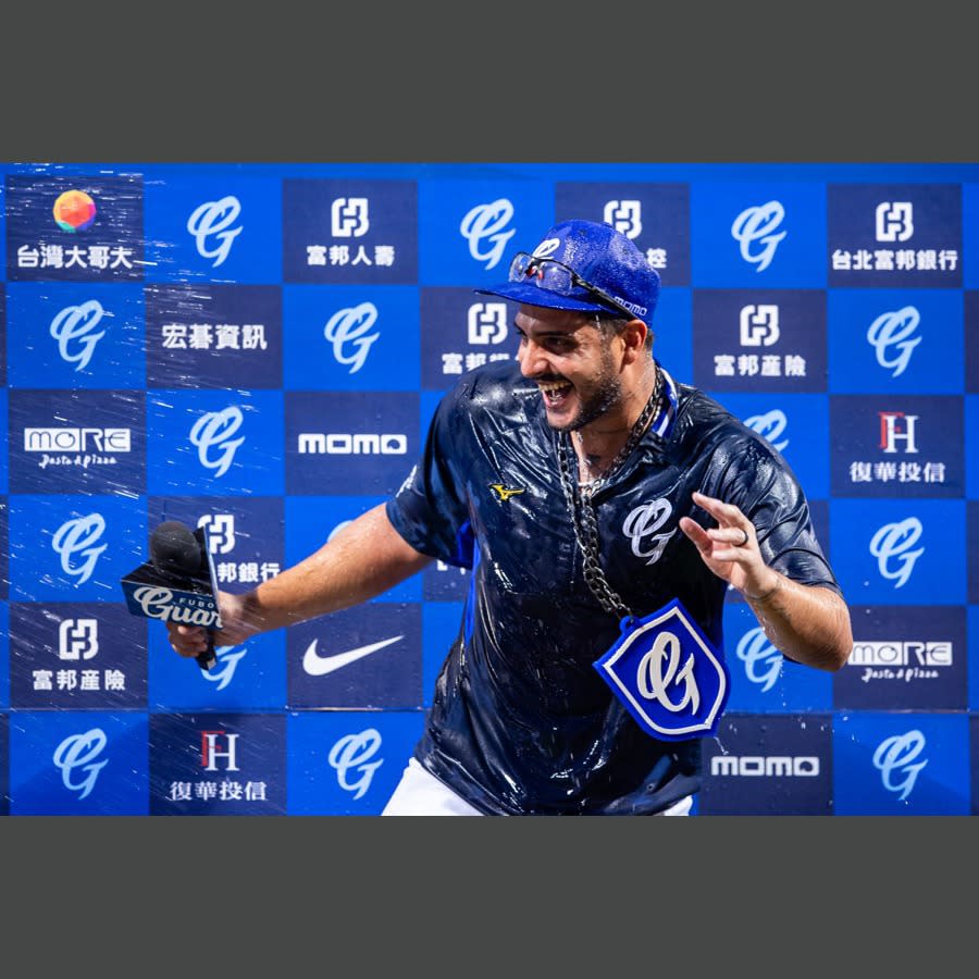 富邦悍將隊先發投手羅戈主投6局失1分奪下本季第3勝並獲得單場MVP，在MVP頒獎時羅戈被隊友潑水慶祝。記者季相儒／攝影