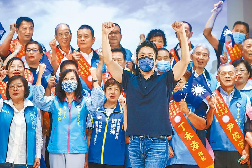 國民黨台北市長參選人蔣萬安（前）。（資料照／鄧博仁攝）