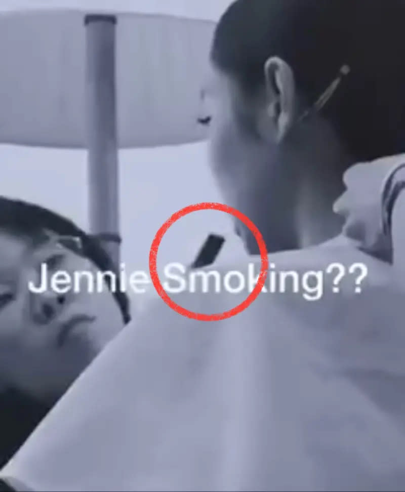 ▲Jennie吸菸的影片中明顯能看到在她前方有工作人員。（圖／微博）