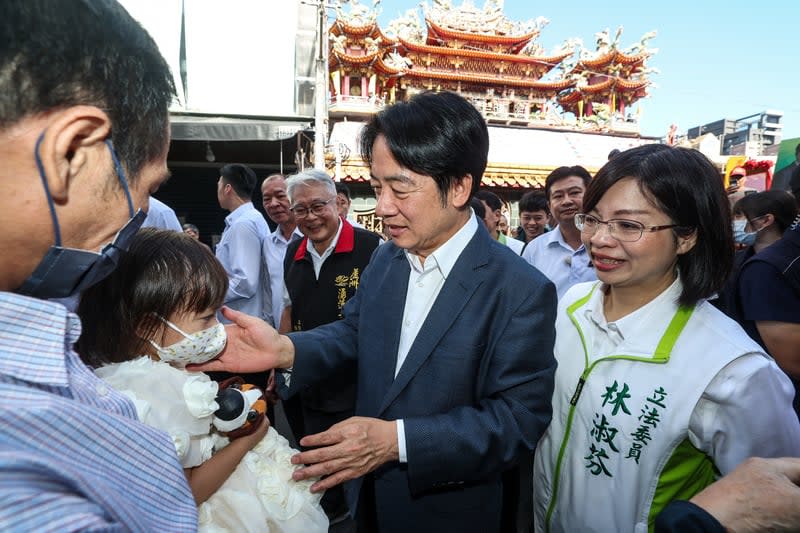 賴清德1日上午到新北市蘆洲湧蓮寺參香祈福，與蘆洲民眾互動、致意。中央社