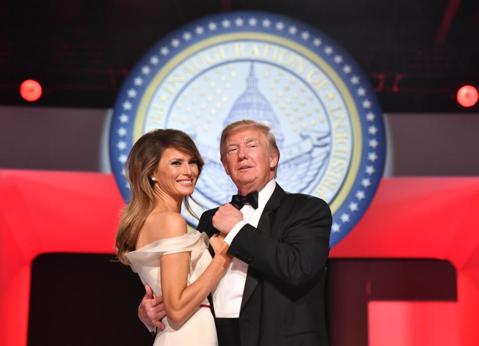 <p>Melania est devenue une femme obéissante, évoquant en permanence le succès de son mari, depuis leur mariage en 2005. Un auteur se souvient d’une conversation entre les deux lorsque Donald « la suppliait de faire ses éloges en tant que mari. Il a dit mot pour mot : <em>Dis-lui que je suis un excellent mari</em> ». Melania a bien évidemment acquiescé. Une autre source confie que Melania avait un jour rappelé à Donald qu’il était plus célèbre que Tom Cruise, suite à un coup de fil de l’acteur qui souhaitait utiliser sa patinoire en dehors des heures d’ouvertures. « Faire son éloge, encenser sa célébrité était son devoir de femme », a commenté la source.<br>[Photo : Getty] </p>