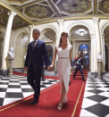 Juliana en el Colón. La noche de la asunción presidencial, la reciente Primera Dama eligió un vestido blanco, con tajo frontal, y sandalias y cinto con brillos.