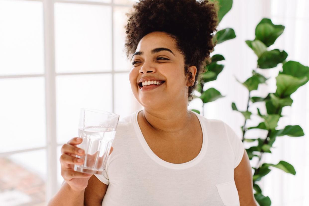 <p class="pstyle__P-sc-bf6a21b7-0 sc-f9686baa-1 fGEIGZ jjmOUz">Yes, drinking water can help you lose weight. Research shows it can suppress appetite, stimulate metabolism, boost fat oxidation, reduce liquid calories and make exercising easier.</p><p class="pstyle__P-sc-bf6a21b7-0 sc-f9686baa-1 fGEIGZ jjmOUz"><br></p><p class="pstyle__P-sc-bf6a21b7-0 sc-f9686baa-1 fGEIGZ jjmOUz">A <a href="https://www.ncbi.nlm.nih.gov/pmc/articles/PMC4121911/" rel="nofollow noopener" target="_blank" data-ylk="slk:2014 study;elm:context_link;itc:0;sec:content-canvas" class="link rapid-noclick-resp">2014 study</a> had 50 female participants with overweight drink roughly 51 ounces on top of their usual daily water intake. This was divided into about 17 ounces a half-hour before breakfast, lunch and dinner. Participants drank the extra water for eight weeks.</p><p class="pstyle__P-sc-bf6a21b7-0 sc-f9686baa-1 fGEIGZ jjmOUz"><br></p><p class="pstyle__P-sc-bf6a21b7-0 sc-f9686baa-1 fGEIGZ jjmOUz">At the end of the experiment, their body weight, body mass index (BMI), body fat and appetite had <i>all</i> decreased.</p><p class="pstyle__P-sc-bf6a21b7-0 sc-f9686baa-1 fGEIGZ jjmOUz">More recent research has had similar findings. A 2022 <a href="https://www.ncbi.nlm.nih.gov/pmc/articles/PMC9842148/" rel="nofollow noopener" target="_blank" data-ylk="slk:review of studies;elm:context_link;itc:0;sec:content-canvas" class="link rapid-noclick-resp">review of studies</a> concluded that “preloading water” — drinking water before meals — can promote weight loss.</p><p class="pstyle__P-sc-bf6a21b7-0 sc-f9686baa-1 fGEIGZ jjmOUz">More specifically, drinking about 17 ounces before sitting down to eat may improve weight loss by two to five pounds over three months. Not bad for the humble glass of water.</p><p class="pstyle__P-sc-bf6a21b7-0 sc-f9686baa-1 fGEIGZ jjmOUz"><br></p><p class="pstyle__P-sc-bf6a21b7-0 sc-f9686baa-1 fGEIGZ jjmOUz">So, does drinking a lot of water help you lose weight? It looks like it can!</p><p class="pstyle__P-sc-bf6a21b7-0 sc-f9686baa-1 fGEIGZ jjmOUz"><br></p><p class="pstyle__P-sc-bf6a21b7-0 sc-f9686baa-1 fGEIGZ jjmOUz">But <i>why</i> does water help you lose weight, and how much water do you need to drink to lose weight? Read on for answers.</p><p><br></p><p><i>(<b>Related:</b><a href="https://www.forhers.com/blog/ozempic-vs-metformin" rel="nofollow noopener" target="_blank" data-ylk="slk:Ozempic Vs. Metformin;elm:context_link;itc:0;sec:content-canvas" class="link rapid-noclick-resp">Ozempic Vs. Metformin</a>)</i></p><span class="copyright"> :JLco - Julia Amaral/istockphoto </span>