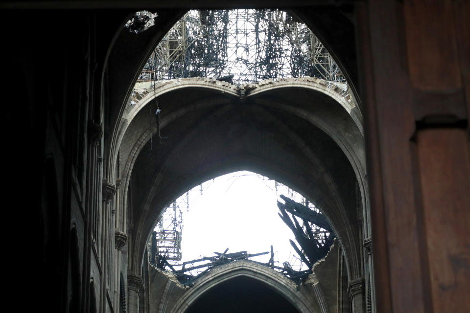 Dos grandes agujeros en la cúpula de la catedral de Notre Dame en París, el martes 16 de abril de 2019. (Christophe Petit Tesson, Pool vía AP)