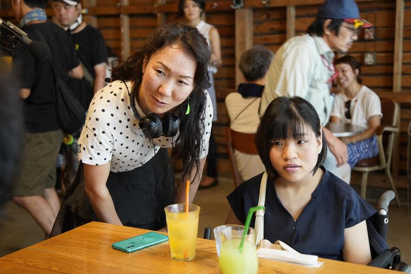 HIKARI（左）透過甄選找到毫無演戲經驗的佳山明擔綱《漫畫少女愛啟蒙》（37 Seconds）。（HIKARI提供）