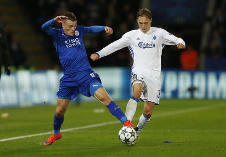 Britain Soccer Football - Leicester City v FC Copenhagen - UEFA Champions League Group Stage - Group G - King Power Stadium, Leicester, England - 18/10/16 Leicester City's Jamie Vardy in action with FC Copenhagen's Ludwig Augustinsson Action Images via Reuters / Andrew Boyers Livepic