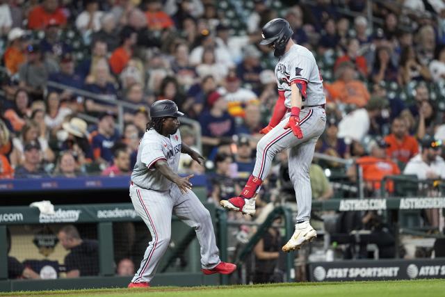 Gallo demolishes a grand slam to center field 