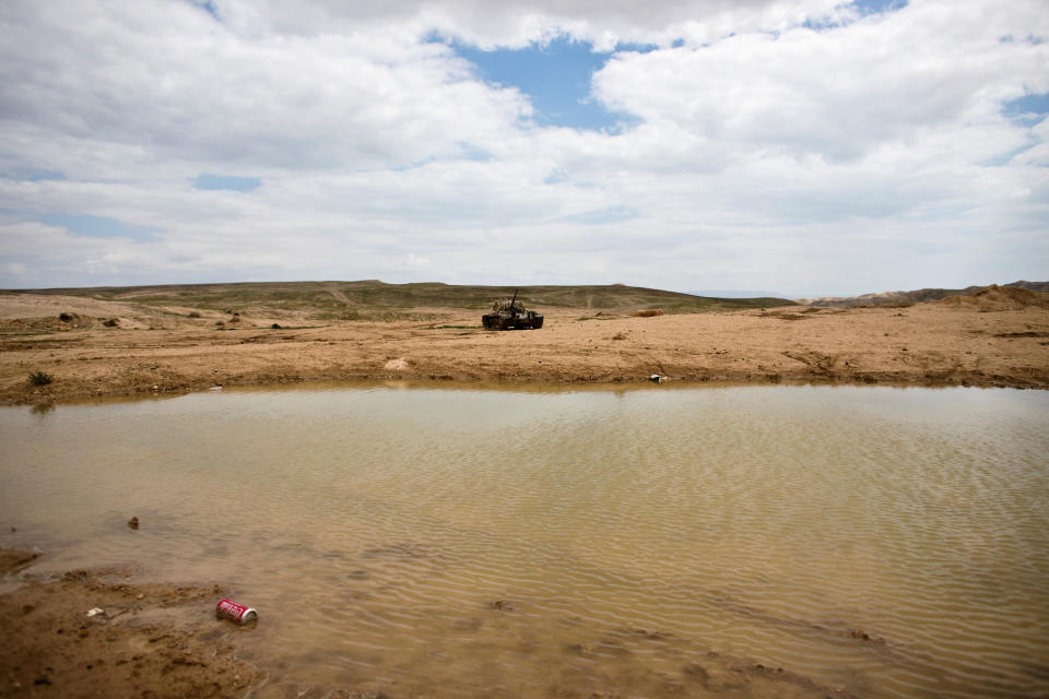 A disused tank lies abandoned in an open area next to an Israeli military training area in the Jordan Valley in the Israeli-occupied West Bank, March 26, 2019. Israel and Jordan fought during the 1967 Six Day War but signed a peace treaty in 1994. (Photo: Ronen Zvulun/Reuters)