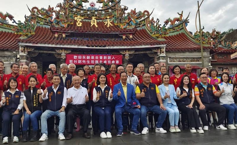 鴻海集團創辦人郭台銘（前左6）10日下午赴苗栗縣頭份市田寮永貞宮拜媽祖，苗栗縣議會副議長張淑芬（前左5）以永貞宮主委身分接待，包括前苗栗縣長徐耀昌（前左4）、苗栗縣議會議長李文斌（前右5）及多名議員到場陪同，徐耀昌受訪時直言會支持郭台銘選總統。（中央社）
