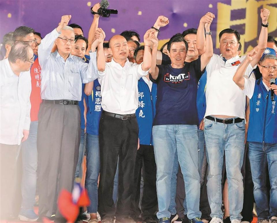韓國瑜（左二）2019年9月8日造勢，在國民黨主席吳敦義（左起）、前總統馬英九及前新北市長周錫瑋陪同下出席晚會。（本報系記者鄭任南攝）