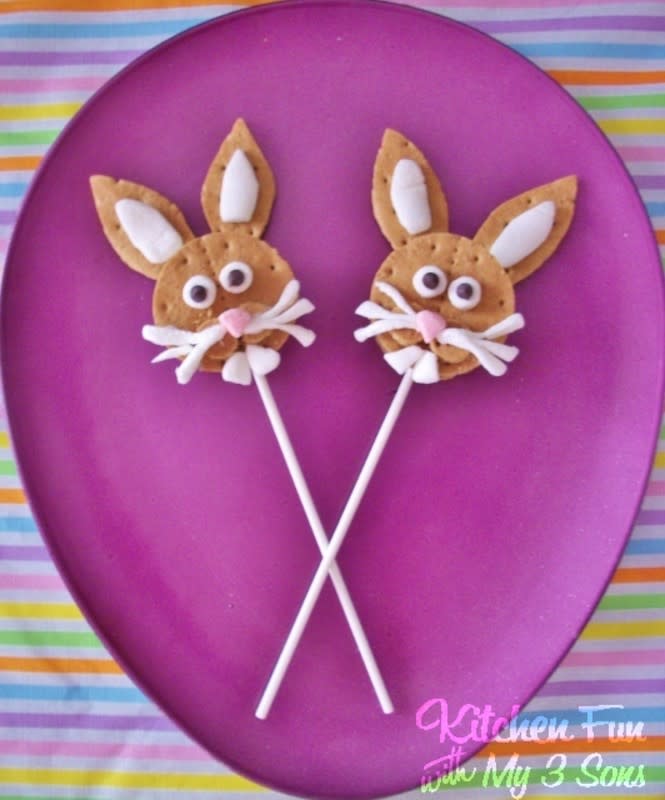 <p>Kitchen Fun With My 3 Sons</p><p>Learn how to make bunnies out of s'mores!</p><p><strong>Get the recipe: <a href="http://www.kitchenfunwithmy3sons.com/2012/04/bunny-smore-pops.html" rel="nofollow noopener" target="_blank" data-ylk="slk:Easter Bunny S'mores Pops;elm:context_link;itc:0;sec:content-canvas" class="link rapid-noclick-resp">Easter Bunny S'mores Pops</a></strong></p>