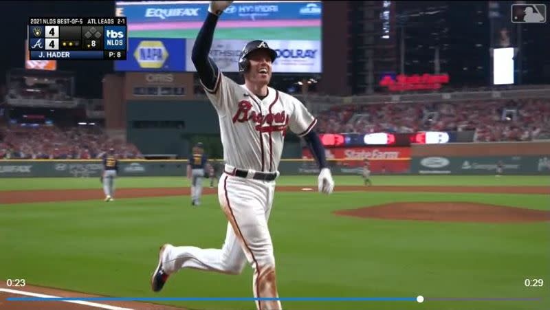 佛里曼（Freddie Freeman）敲出超前轟！勇士淘汰釀酒人晉級。（圖／翻攝自勇士推特）