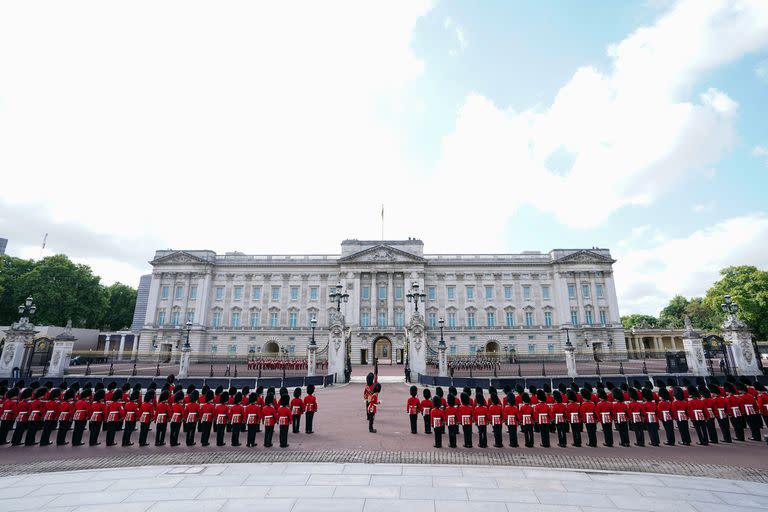 Guardias afuera del Palacio de Buckingham, antes de la procesión ceremonial del féretro de la reina Isabel II hasta Westminster Hall