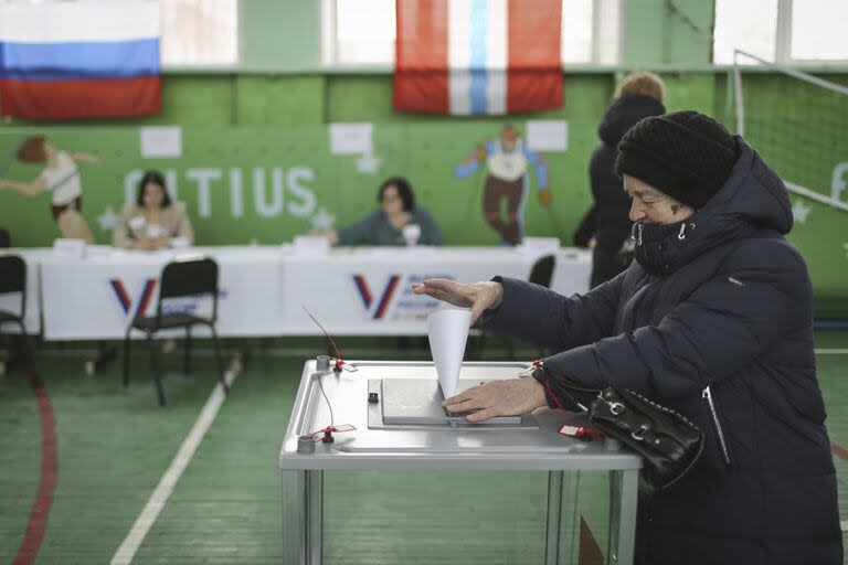 Una mujer emite su voto durante una elección presidencial en la ciudad siberiana de Omsk, a 2236 km al este de Moscú, Rusia, el viernes 15 de marzo de 2024.