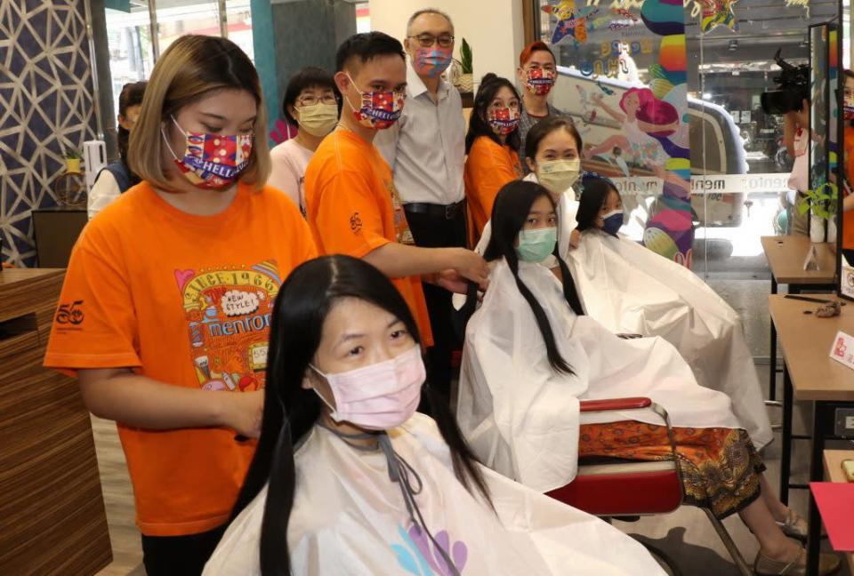 新北市「絲絲秀髮共織愛」捐髮助癌友活動，住五股的林筱汶（前媽媽）帶著二個女兒到場一起捐秀髮。　（記者吳瀛洲攝）