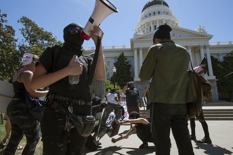 「沙加緬度反法西斯行動」（ANTIFA Sacramento）的成員在加州州議會外高呼反法西斯口號。（美聯社）