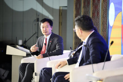 Prof S. Joe Qin, President and Wai Kee Kau Chair Professor of Data Science of Lingnan University, chairs the Presidential Panel Discussion.