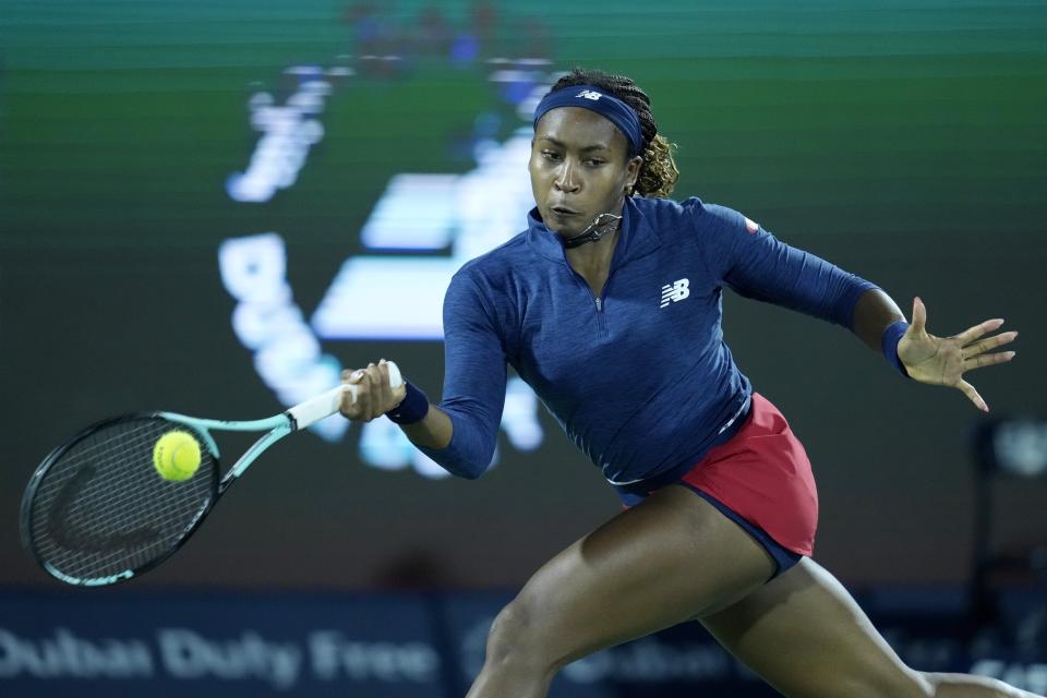 Coco Gauff devuelve ante Anna Kalinskaya durante los cuartos de final del torneo de Dubái, el jueves 22 de febrero de 2024. (AP Foto/Kamran Jebreili)