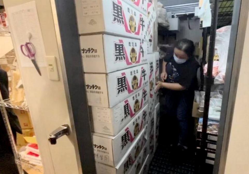 台中「和牛EMPEROR」燒肉店被爆使用過期肉品，9名消費者申訴反映吃了腹瀉，台中地檢署昨日正式分案調查，目前列「他」字案朝食安法部分偵辦中。（記者陳金龍翻攝）