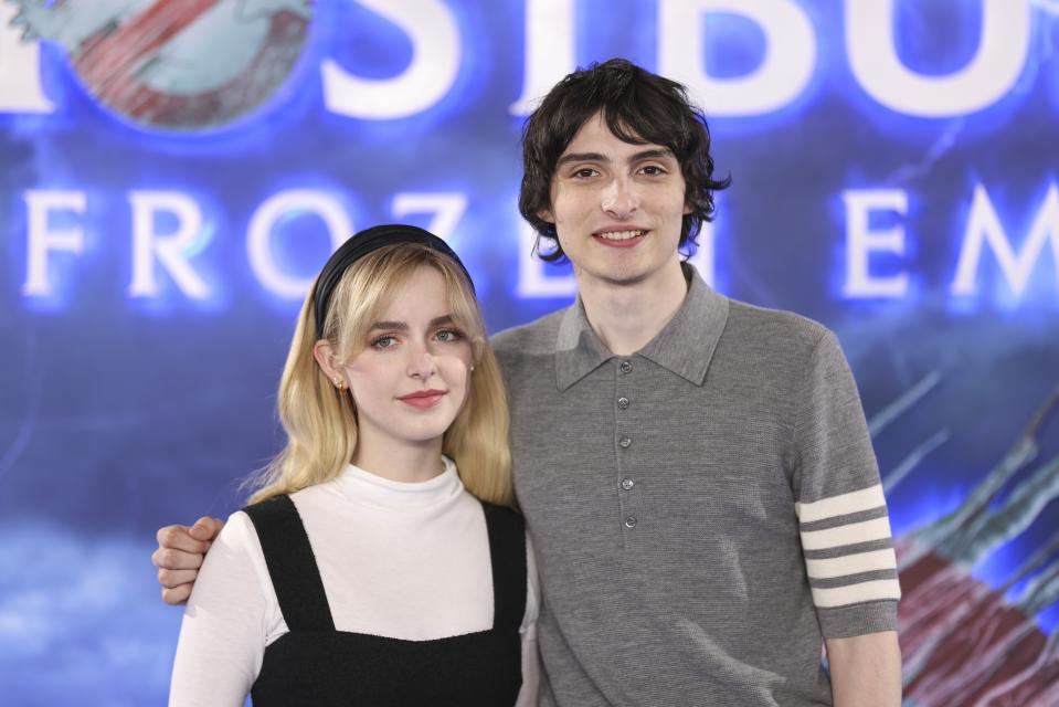 McKenna Grace, izquierda, y Finn Wolfhard posan en la sesión fotográfica de la película 'Ghostbusters: Frozen' el jueves 21 de marzo de 2024 en Londres. (Foto Vianney Le Caer/Invision/AP)